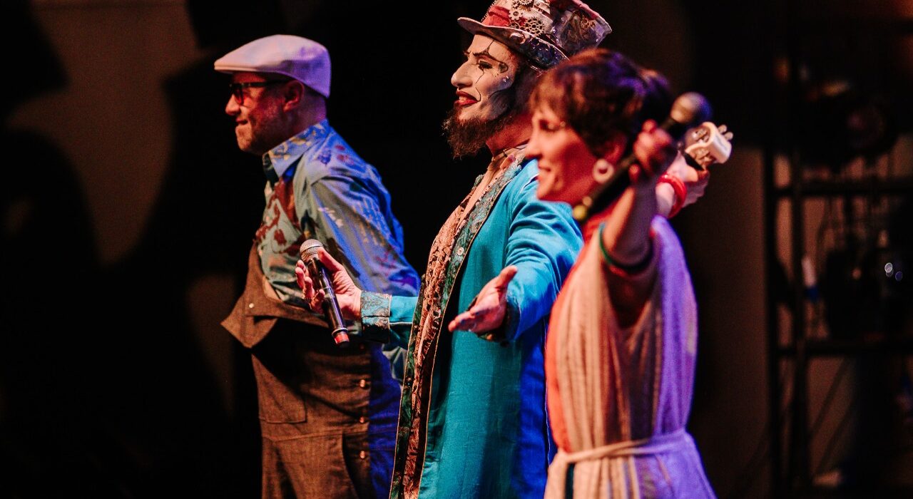 O Teatro Mágico volta aos palcos após um hiato de cinco anos com novo espetáculo: "Luzente"