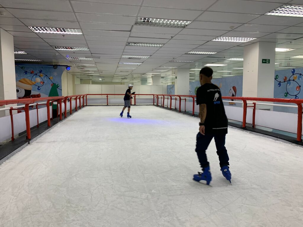 Pista de patinação no gelo diverte as férias de janeiro no Santana Parque Shopping