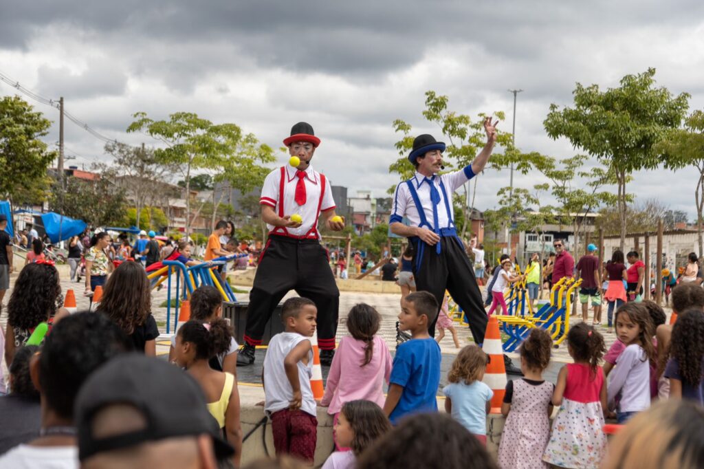 Irmãos Becker celebram 20 anos de trajetória e apresentam "Circo Malabarístico" na zona leste de SP