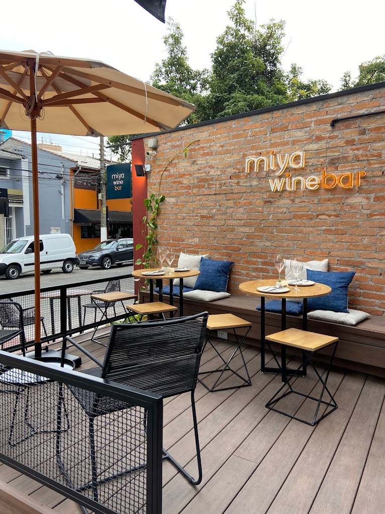 Área externa do Miya Wine Bar